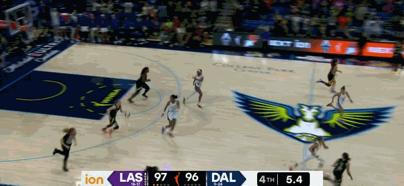 可惜!普拉姆两罚不中,飞翼无暂停的情况下佩奇后场一条龙三分险绝杀