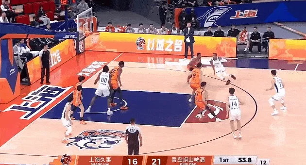 PP电子-吕俊虎接球三分投进，青岛首节结束27-16领先上海