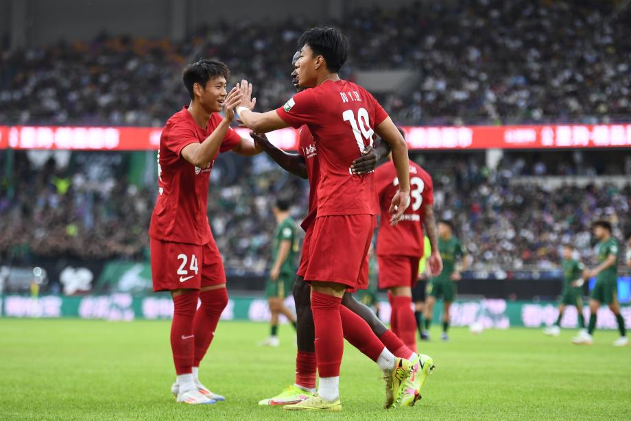 PP电子-中超-王钰栋失单刀杜月徵制胜球 铜梁龙1-0十人浙江